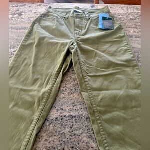 Denim & Company size 6 green jeans, brand new.